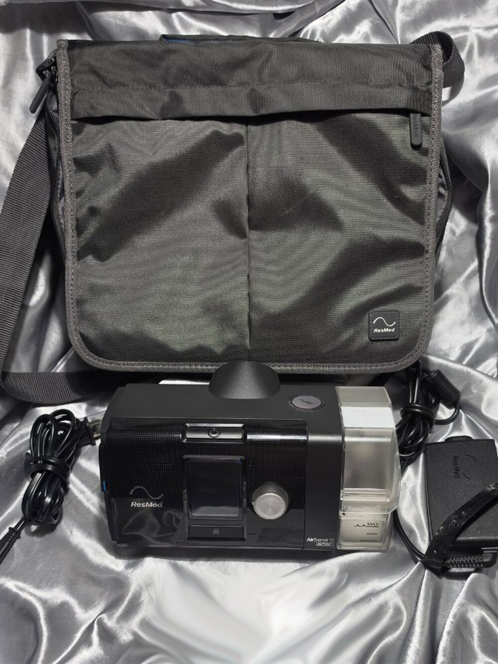 AIRSENSE 10 AUTOSET APNEA MACHINE WITH HUMIDIFIER IN CASE